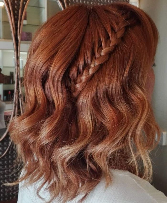 Medio recogido con trenza para boda con pelo en color cobrizo.