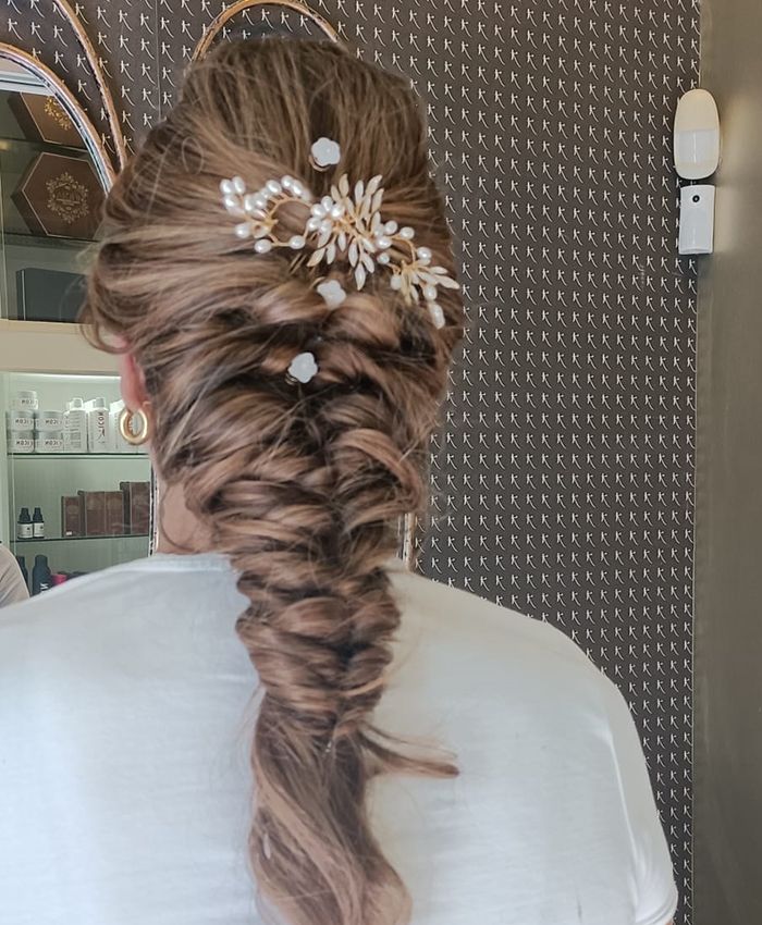 Recogido de novia. Trenza con flores intercaladas.