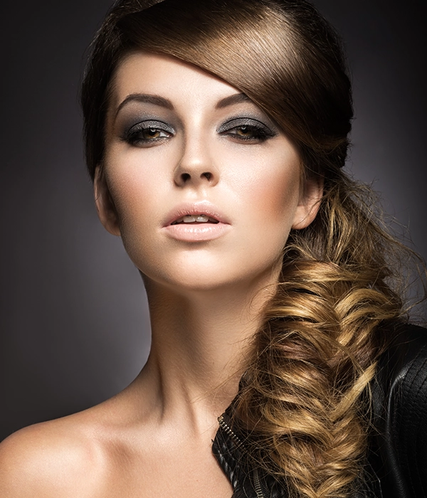 Chica con recogido de trenza baja para evento.