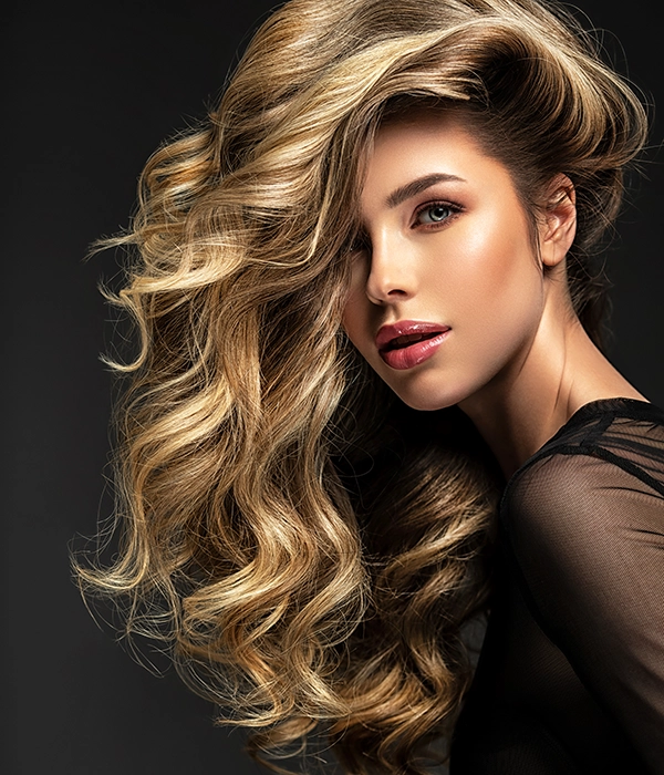 Corte y estilo de cabello.
