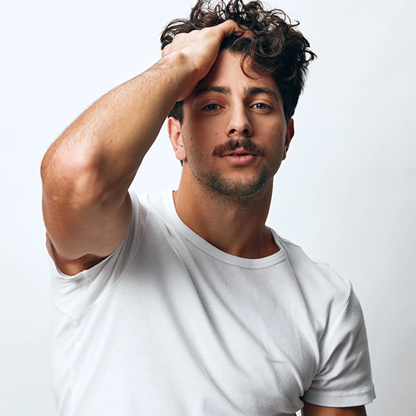 Hombre con pelo ondulado.